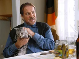 15 Uhr vom NDR im Ersten. (G&ouml;tz George) mit Katze Lilli.
