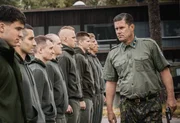 Der befehlshabende Major Miettinen (Tommi Korpela) ist stolz auf sein Ausbildungsprogramm und mustert die neuen Rekruten genau. Er weiß, dass die Rekruten ein harte Zeit erwartet, an der viele zerbrechen werden. Der befehlshabende Major Miettinen (Tommi Korpela) ist stolz auf sein Ausbildungsprogramm und mustert die neuen Rekruten genau. Er weiß, dass die Rekruten ein harte Zeit erwartet, an der viele zerbrechen werden.