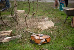 Eine Gitarre liegt auf dem Rasen auf dem Campingplatz "Anderswo Camp" im Bayerischen Wald.