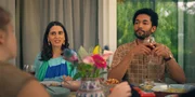Mari (Maryam Zaree, M.) und Theo (Benito Bause, r.) stellen &uuml;berrascht fest, dass Zoes neue Freundin Lola gar nicht die ist, f&uuml;r die sie sie die ganze Zeit gehalten haben.