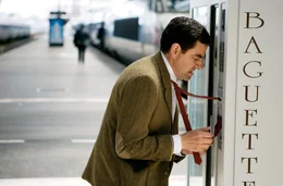 Der Versuch, vor der Weiterfahrt nach Cannes etwas zum Essen aus dem Automaten zu erhalten, wird f&uuml;r Mr. Bean (Rowan Atkinson) zu einer Herausforderung.