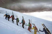 Die Gruppe zieht dem aufkommenden Sturm entgegen.