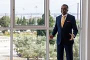 Der kitwanesische Botschafter Idris Lumbada (Miguel Hurst) steht vor einer entscheidenden Herausforderung, da er versucht, die bevorstehende Wahl in seinem Land zu beeinflussen.