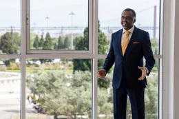 Der kitwanesische Botschafter Idris Lumbada (Miguel Hurst) steht vor einer entscheidenden Herausforderung, da er versucht, die bevorstehende Wahl in seinem Land zu beeinflussen.