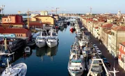 Die Hafenstadt Chioggia liegt im S&uuml;den von der Lagune von Venedig und nicht weit von der Etsch-M&uuml;ndung. Fischfang dominiert die lokale Wirtschaft. In der Stadt befindet sich einer der gr&ouml;&szlig;ten Fischm&auml;rkte Italiens.