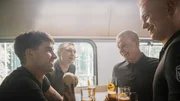Van (Kian Lawley, l.) und seine Kameraden Soukka (Elias Keranen, 2.v.l.), PH (Juho Uusitalo, 3.v.l.) und Forsbacka (Tatu Sinisalo, r.) haben Wochenendurlaub. Trotz hochgesteckter Ziele endet der Trip nicht für jeden besonders erfreulich. Van (Kian Lawley, l.) und seine Kameraden Soukka (Elias Keranen, 2.v.l.), PH (Juho Uusitalo, 3.v.l.) und Forsbacka (Tatu Sinisalo, r.) haben Wochenendurlaub. Trotz hochgesteckter Ziele endet der Trip nicht für jeden besonders erfreulich.