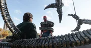 Doc Ock alias Dr. Otto Octavius (Alfred Molina, l.) ist aus seinem Universum entkommen und bedroht Spider-Man (Tom Holland) auf einer vielbefahrenen New Yorker Br&uuml;cke.