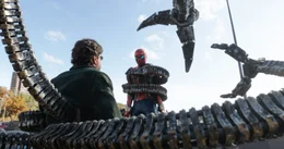 Doc Ock alias Dr. Otto Octavius (Alfred Molina, l.) ist aus seinem Universum entkommen und bedroht Spider-Man (Tom Holland) auf einer vielbefahrenen New Yorker Br&uuml;cke.