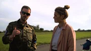 Bei einer NATO-Übung im belgischen Koksijde werden Angriffe mit ABC-Waffen simuliert. Hauptmann Florian (im Gespräch mit Reporterin Greta Buschhaus) leitet die Übung. Bei einer NATO-Übung im belgischen Koksijde werden Angriffe mit ABC-Waffen simuliert. Hauptmann Florian (im Gespräch mit Reporterin Greta Buschhaus) leitet die Übung.