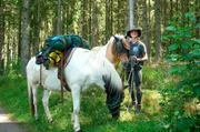 Zusammen mit ihren zwei Pferden wandert Luna von Karlsruhe aus einmal quer durch den Schwarzwald. Zusammen mit ihren zwei Pferden wandert Luna von Karlsruhe aus einmal quer durch den Schwarzwald.