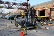 Können Bananenkartons ein herabstürzendes Auto schützen? Das Checkpoint-Team testet es. Können Bananenkartons ein herabstürzendes Auto schützen? Das Checkpoint-Team testet es.