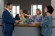 Kommissar Hansen (Igor Jeftić, l.), Frau Grasegger (Ursula Maria Burkhart, 2.v.l.) und Frau Lange (Sarah Thonig, 2.v.r.) sind &uuml;berrascht, dass ausgerechnet Frau Stockl (Marisa Burger, r.) das Missverst&auml;ndnis um die richtige Location f&uuml;r die Verlobungsfeier aufkl&auml;ren kann.