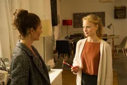 Selma Kirsch (Yve Burbach, l.) holt noch weitere pers&ouml;nliche Gegenst&auml;nde von Henriette bei ihrer ehemaligen Mitbewohnerin Jenny Brenner (Friederike Ott, r.) ab. Die Ermittler wollen einen DNA-Test durchf&uuml;hren, um sicherzustellen, dass Henriettes k&uuml;rzlich aufgetauchter Halbbruder wirklich mit ihr verwandt ist.