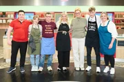 Moderatorin Zora Klipp mit den Kandidaten der "Küchenschlacht"; von links: Björn Klose, Lisa Burger, Sven Plaul, Zora Klipp, Susanne Laeven, Michael Orthen, Lena Werthmann. Moderatorin Zora Klipp mit den Kandidaten der "Küchenschlacht"; von links: Björn Klose, Lisa Burger, Sven Plaul, Zora Klipp, Susanne Laeven, Michael Orthen, Lena Werthmann.