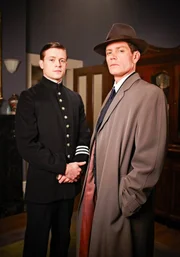 (v.li.): Hugo Johnstone-Burt (Constable Hugh Collins), Nathan Page (Detective John &sbquo;Jack&lsquo; Robinson).