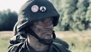 Auch PH (Juho Uusitalo) wird scheinbar krank und hat Schwierigkeiten, weiterzulaufen. Ohne die Möglichkeit, Hilfe zu holen oder PH zu behandeln, sind die Soldaten im Nirgendwo gestrandet. Doch dann macht eine Entdeckung dem Team Hoffnung. Auch PH (Juho Uusitalo) wird scheinbar krank und hat Schwierigkeiten, weiterzulaufen. Ohne die Möglichkeit, Hilfe zu holen oder PH zu behandeln, sind die Soldaten im Nirgendwo gestrandet. Doch dann macht eine Entdeckung dem Team Hoffnung.