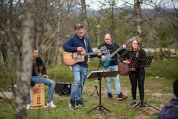 Der Abend der Sommersaisoner&ouml;ffnung des Campingplatzes "Anderswo Camp" im Bayerischen Wald im Bergdorf Finsterau an der tschechischen Grenze - mit Lagerfeuer und Livemusik. Campingplatzbetreiber Steffen Lorenz (2. von links) singt den ersten Song.