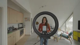 F&uuml;r ihre Arbeit als Content Creatorin braucht Gianna Bacio nicht mehr als ein Handy und ein Ringlicht.