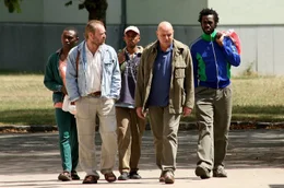 v.l.: Benjamin (Robert Bertrand), Heimarbeiter (Johannes Krisch), Lionel (Hosh Kane), Fred (Wolfgang B&ouml;ck), Sam (Sule Rimi)