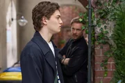 Julius (Lennox Halm, l.) gerät endgültig in die manipulativen Fänge seines Mentors... Rechts Alexander (Frederic Heidorn) Julius (Lennox Halm, l.) gerät endgültig in die manipulativen Fänge seines Mentors... Rechts Alexander (Frederic Heidorn)