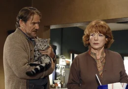 ARD/NDR DIE KATZE, am Freitag (04.11.11) um 00:15 Uhr im ERSTEN. Mit Siegmars (G&ouml;tz George) Katze Lilli steht Margret (Hannelore Hoger) von Anfang an auf Kriegsfu&szlig;.