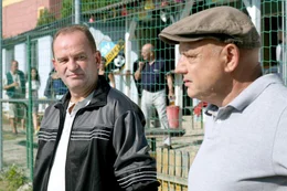 "Der schwarze L&ouml;we", Der SV Heidfeld steht vor dem sportlichen Offenbarungseid. Drei Asylwerber aus Nigeria sollen helfen. &Uuml;berraschend schie&szlig;en die sympathischen Kicker aus Afrika nicht nur Tore, sie leben sich tadellos in Heidfeld ein.   Als einer der drei kurz vor dem Entscheidungsspiel einen Abschiebebescheid erh&auml;lt, setzt die Ortschaft Himmel und Erde in Bewegung, um ihren "schwarzen L&ouml;wen" zu behalten.Im Bild (v.li.): Herbert Prohaska (Schuster), Wolfgang B&ouml;ck (Fred).  SENDUNG: ORF eins - DO - 02.01.2020 - 21:55 UHR. - Veroeffentlichung fuer Pressezwecke honorarfrei ausschliesslich im Zusammenhang mit oben genannter Sendung oder Veranstaltung des ORF bei Urhebernennung.