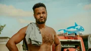 Feuerwehrkommandant Andi (Lukas 'Cossu' Staier) schaut etwas skeptisch auf den "Pool", den die Jungs aus der G&uuml;llegrube gebaut haben.