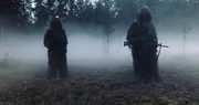 Auf dem Marsch lauern den Soldaten plötzlich russische Schützen in Tarnkleidung auf. Wo genau sie herkamen und was sie wollen, ist zunächst jedoch noch unklar. Auf dem Marsch lauern den Soldaten plötzlich russische Schützen in Tarnkleidung auf. Wo genau sie herkamen und was sie wollen, ist zunächst jedoch noch unklar.