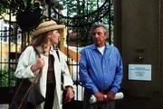 Seitdem Berthold (Günter Mack) erfahren hat, dass Margot (Jutta Speidel) ihr Zuhause zu einer Kontaktstelle für ehemalige Strafgefangene umfunktioniert hat, herrscht zwischen den beiden dicke Luft. Geht Margots Engagement zu weit? Seitdem Berthold (Günter Mack) erfahren hat, dass Margot (Jutta Speidel) ihr Zuhause zu einer Kontaktstelle für ehemalige Strafgefangene umfunktioniert hat, herrscht zwischen den beiden dicke Luft. Geht Margots Engagement zu weit?
