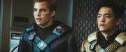 Nachdem er quasi an Bord geschmugggelt wurde, geh&ouml;rt James T. Kirk (Chris Pine, l.) jetzt gemeinsam mit Lieutenant Hikaru Sulu (John Cho, r.) zum Team der Enterprise.