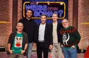 Moderator Kai Pflaume (M.) und seine Rateteam-Kapit&auml;ne Bernhard Ho&euml;cker (l.) und Elton (r.) begr&uuml;&szlig;en in dieser Sendung den Basketballspieler Johannes Thiemann (2.v.l.) und den Basketballspieler Niels Giffey (2.v.r.).