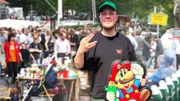 Jonas Steinnbeißer - "Reseller" in den sozialen Medien. Er versucht auf dem Flohmarkt an gute Angebote zu kommen. Jonas Steinnbeißer - "Reseller" in den sozialen Medien. Er versucht auf dem Flohmarkt an gute Angebote zu kommen.