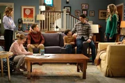 (v.l.n.r.) Nicole (Ashley Boettcher); Leila (Oakley Bull); Brian (Connor Kalopsis); Marc (Jack Stanton); Mike (Jason Biggs); Kay (Maggie Lawson)