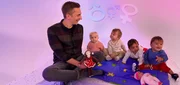 Moderator Eric Mayer testet in einem Experiment mit fünf Jugendlichen und fünf Kleinkindern, wie schnell wir Menschen in Geschlechter-Schubladen stecken und dementsprechend behandeln. Moderator Eric Mayer testet in einem Experiment mit fünf Jugendlichen und fünf Kleinkindern, wie schnell wir Menschen in Geschlechter-Schubladen stecken und dementsprechend behandeln.
