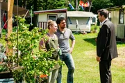 Kommissar Jonas Fischer (Lukas Piloty, r.) teilt Campingplatzbetreiberin Danuta Ratke (Rachel Braunschweig, l.) in Anwesenheit ihres Mitarbeiters Alex Weil (David Vormweg, M.) mit, dass ihr Mann ums Leben gekommen ist.