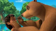 Der Bär Balu ist besorgt um seinen kleinen Freund. Mogli hat den Blütenstaub einer Pflanze in die Augen bekommen und verliert langsam sein Augenlicht. Der Bär Balu ist besorgt um seinen kleinen Freund. Mogli hat den Blütenstaub einer Pflanze in die Augen bekommen und verliert langsam sein Augenlicht.