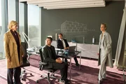 Martina Seiffert (Astrid M. F&uuml;nderich, l.) und Rico Sander (Benjamin Strecker, 2.v.l.) befragen Georg J&auml;ger (Sascha G&ouml;pel, 2.v.r.) und seine Frau Theresa (Tina Bordihn, r.) im B&uuml;ro seiner Baufirma. Henriette sollte mit ihrem Halbbruder 50 Prozent der Firma erben, nachdem ihr Vater starb.