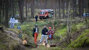 Dr. Helene Sturbeck (Katharina Blaschke, r.) hat eine andere Theorie: Jemand wollte einen Mord vertuschen. Kommissarin Karoline Joost (Nike Fuhrmann, l.) und Kommissar Lars P&ouml;hlmann (Dominic Boeer, M.) sehen eine Schnittwunde, die von einer Klinge stammen muss.