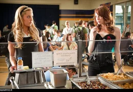 Als die Highschool-Sch&uuml;lerin Olive (Emma Stone, r.) eines Tages ihrer besten Freundin vorgaukelt, sie h&auml;tte &uuml;ber das Wochenende ihre Jungfr&auml;ulichkeit verloren, brodelt die Ger&uuml;chtek&uuml;che. Insbesondere die religi&ouml;se Marianne (Amanda Bynes, l.) dreht voll am Rad &uuml;ber so viel Untugend ...
