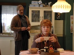 Siegmar (G&ouml;tz George) und Margret (Hannelore Hoger) kommunizieren nur noch &uuml;ber Zettel miteinander.