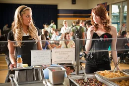 Als die Highschool-Sch&uuml;lerin Olive (Emma Stone, r.) eines Tages ihrer besten Freundin vorgaukelt, sie h&auml;tte &uuml;ber das Wochenende ihre Jungfr&auml;ulichkeit verloren, brodelt die Ger&uuml;chtek&uuml;che. Insbesondere die religi&ouml;se Marianne (Amanda Bynes, l.) dreht voll am Rad &uuml;ber so viel Untugend ...