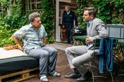 Kommissar Jonas Fischer (Lukas Piloty, r.) befragt den Tischler Janni Hauser (Jakob Schreier, l.) zu seiner toten Mitbewohnerin. (Komparse im Bild)