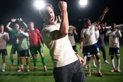 Mit Gareth Southgate (Joseph Fiennes) als Trainer kehrt die englische Nationalmannschaft ins Finale großer Turnier zurück. Mit Gareth Southgate (Joseph Fiennes) als Trainer kehrt die englische Nationalmannschaft ins Finale großer Turnier zurück.