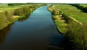 Die Peene ist mit 136 km der l&auml;ngste Strom Vorpommerns und Zentrum des Naturparks Flusslandschaft Peenetal.
