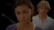 Cleo (Phoebe Tonkin) und Lewis (Angus McLaren) in der Höhle auf Mako Island. Lewis versucht wieder einmal, das Geheimnis von Mako Island und damit das der Meerjungfrauen zu lüften. Dabei kommen sich die beiden wieder näher. Cleo (Phoebe Tonkin) und Lewis (Angus McLaren) in der Höhle auf Mako Island. Lewis versucht wieder einmal, das Geheimnis von Mako Island und damit das der Meerjungfrauen zu lüften. Dabei kommen sich die beiden wieder näher.