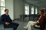 Bundesgesundheitsminister Karl Lauterbach (SPD) warnt vor der Gefahr, dass durch KI gefährliche Pandemien ausgelöst werden: "Es ist ganz klar, dass man mit den Verfahren von künstlicher Intelligenz die Entwicklung von Pandemien, menschengemacht, deutlich vorantreiben wird." Bundesgesundheitsminister Karl Lauterbach (SPD) warnt vor der Gefahr, dass durch KI gefährliche Pandemien ausgelöst werden: "Es ist ganz klar, dass man mit den Verfahren von künstlicher Intelligenz die Entwicklung von Pandemien, menschengemacht, deutlich vorantreiben wird."