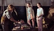 Rona (Petra Kelling, li.) bereitet eine Heilpaste zu. Rona (Petra Kelling, li.) bereitet eine Heilpaste zu.