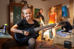 Mo (Leo Knizka, l.) rockt auf der Gitarre, Caro (Christina Gro&szlig;e, r.) entdeckt den positiven Einfluss der Metaller, die Tochter Antonia (Amelie Herres, M.) ja sowieso mag.