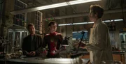 Dreimal Peter Parker bzw. Spider-Man: Der aktuelle Spider-Man (Tom Holland, M.) erh&auml;lt Unterst&uuml;tzung von seinen Vorg&auml;ngern (Andrew Garfield, r. und Tobey Maguire, l.) im Kampf gegen Feinde aus dem Multiversum.