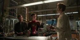 Dreimal Peter Parker bzw. Spider-Man: Der aktuelle Spider-Man (Tom Holland, M.) erh&auml;lt Unterst&uuml;tzung von seinen Vorg&auml;ngern (Andrew Garfield, r. und Tobey Maguire, l.) im Kampf gegen Feinde aus dem Multiversum.